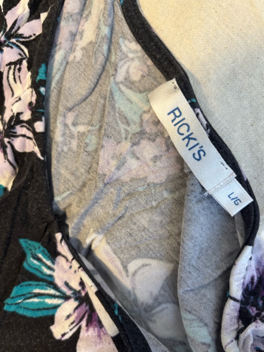 RICKI’S Floral Top Short Cap Sleeve Blouse Black Purple Green Blue Violet Large - Picture 5 of 5